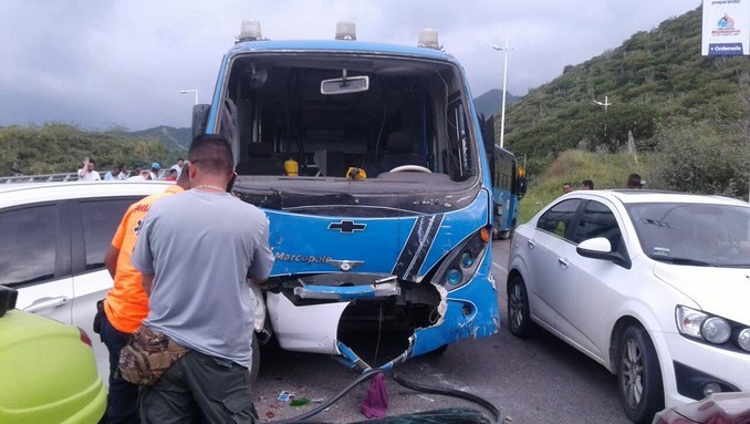 Choque múltiple en el cerro Ziruma deja al menos cinco heridos