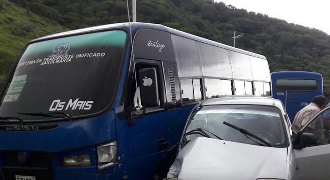 Choque múltiple en el cerro Ziruma deja al menos cinco heridos