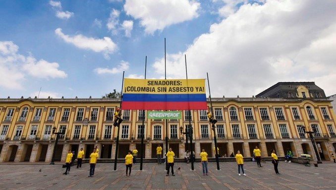 "¡Colombia sin asbesto ya!": El reclamo que le hicieron activistas a los senadores