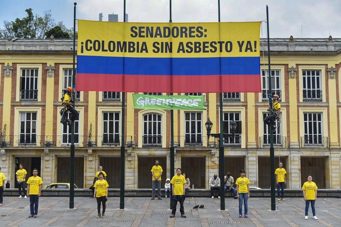 "¡Colombia sin asbesto ya!": El reclamo que le hicieron activistas a los senadores