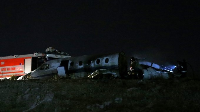 Bomberos tratan de extinguir un avión privado en llamas después de que se estrellara hoy en el Aeropuerto Internacional Atatürk de Estambul (Turquía). EFE