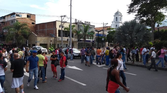 Acordonan sector cercano al parque de Bello por paquete sospechoso