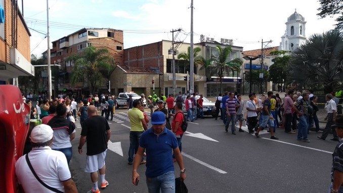 Acordonan sector cercano al parque de Bello por paquete sospechoso