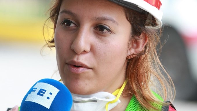 La joven voluntaria Angélica Rodríguez, en el edificio de Álvaro Obregón, habla con Efe en la zona de desastre, hoy martes, 26 de septiembre de 2017, en Ciudad de México (México). EFE