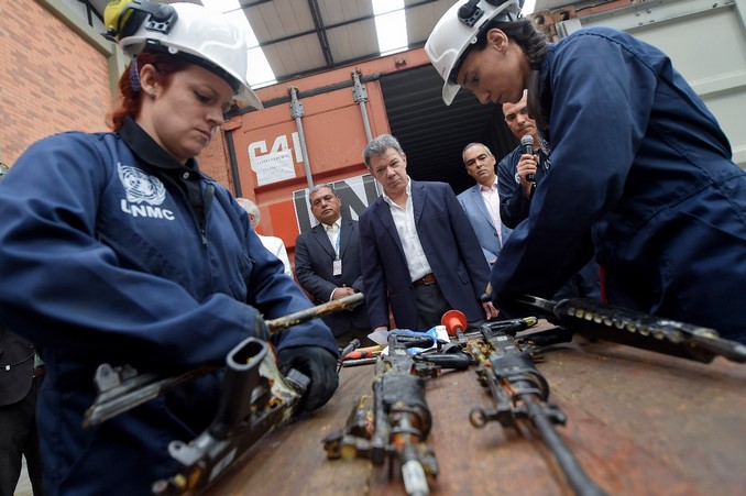 Armas utilizadas para causar destrucción y muerte ahora serán monumentos a la paz: Santos