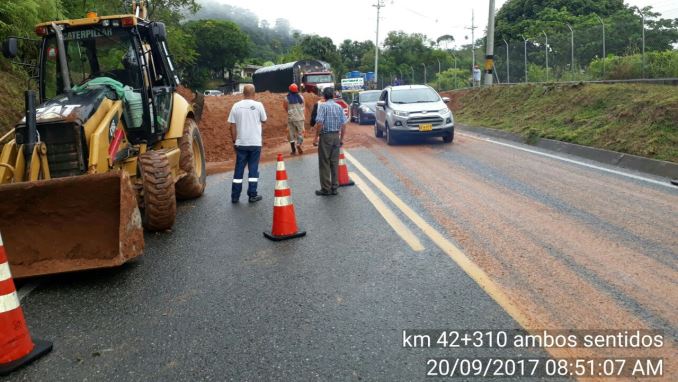 Ya está habilitado el paso vehicular en la autopista Medellín - Bogotá, a la altura de Cocorná