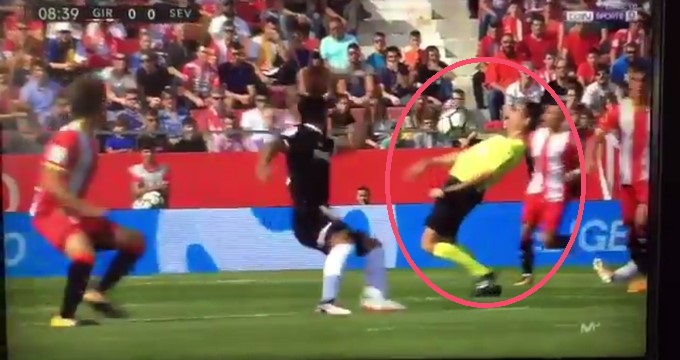 VIDEO: A lo “Matrix”, así evitó un ‘balonazo’ este árbitro