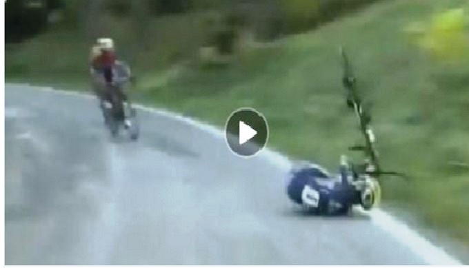 Vídeo. Esteban Chaves prende las alarmas tras esta dura caída en el Giro de la Emilia