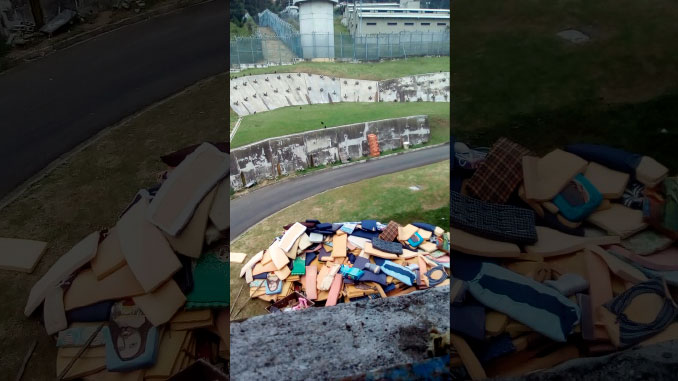 Denuncian que colchonetas viejas de la cárcel de El Pedregal no han sido botadas