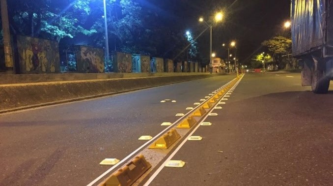 Inicia la instalación de demarcaciones reflectivas en carriles preferenciales para buses