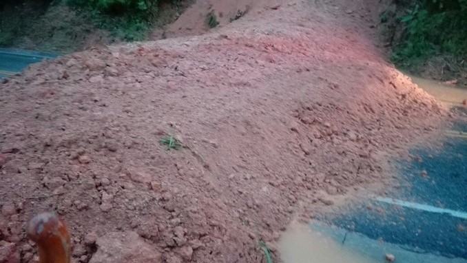 Cerrada la autopista Medellín - Bogotá, a la altura de Cocorná, por deslizamiento