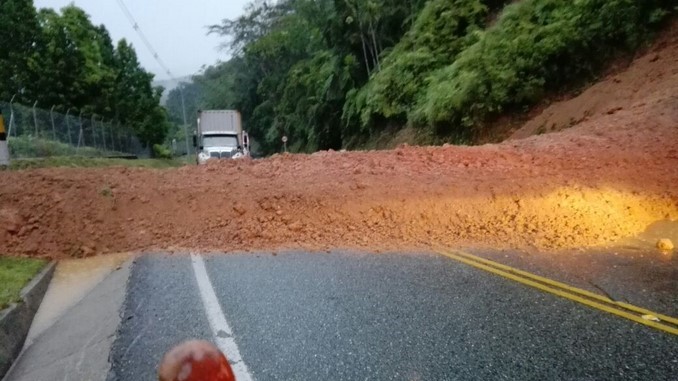 Cerrada la autopista Medellín - Bogotá, a la altura de Cocorná, por deslizamiento