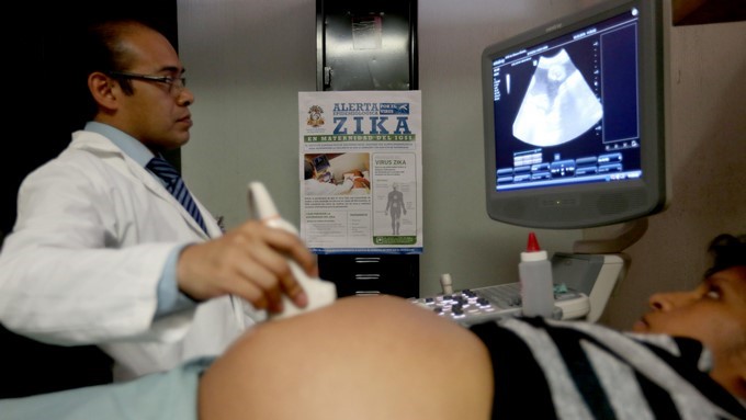 Una mujer embarazada durante una revisión de rutina. EFE/Archivo
