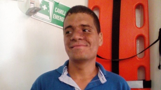 Estas dos personas buscan a sus familiares. Se encuentran en el albergue Calor de Hogar