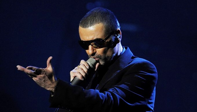 El cantante británico George Michael actúa durante un concierto sinfónico de su gira orquestal el la Ópera de Praga, República Checa. EFE/Archivo