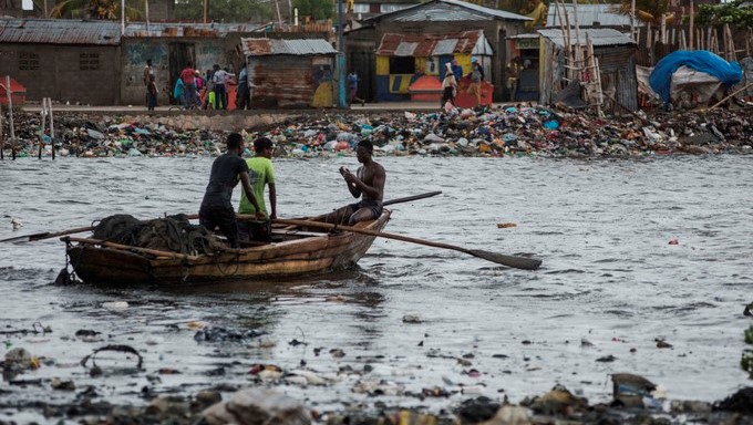 Tres jóvenes son vistos durante el paso del huracán Irma por Cabo Haitiano (Haití). EFE
