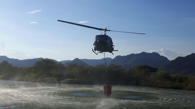 Helicópteros de la Fuerza Aérea atienden voraz incendio forestal en Aipe, Huila