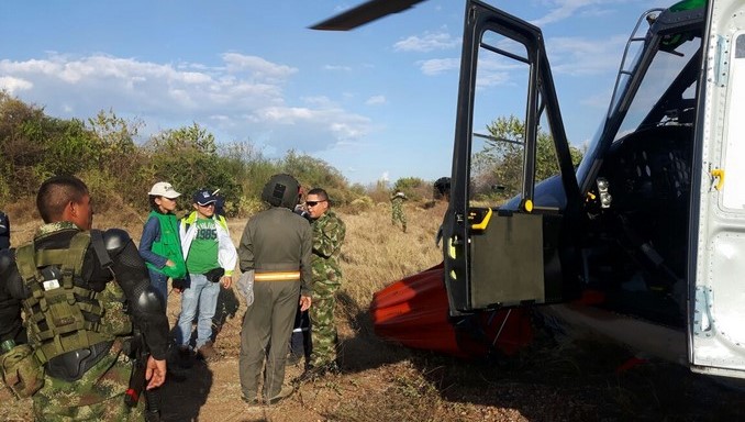 Helicópteros de la Fuerza Aérea atienden voraz incendio forestal en Aipe, Huila