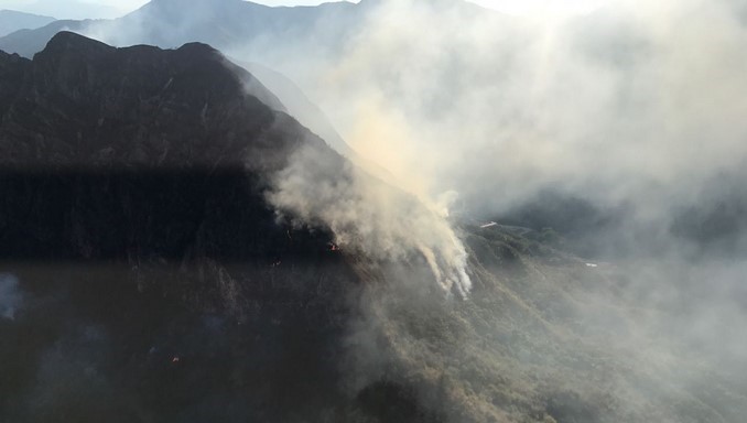 Helicópteros de la Fuerza Aérea atienden voraz incendio forestal en Aipe, Huila