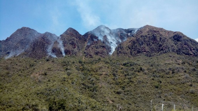 Helicópteros de la Fuerza Aérea atienden voraz incendio forestal en Aipe, Huila