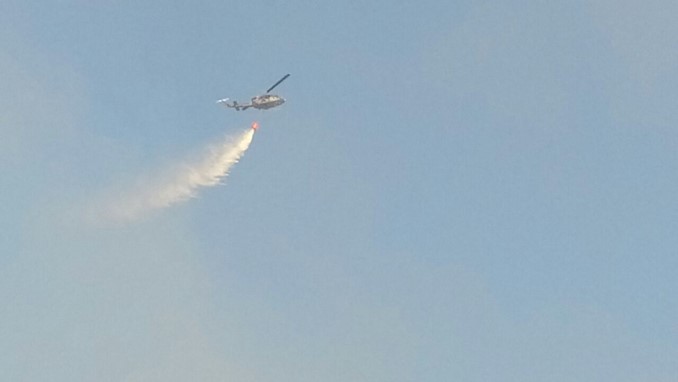 Helicópteros de la Fuerza Aérea atienden voraz incendio forestal en Aipe, Huila