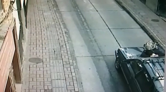 En Sonsón un hombre se le lanzó a un vehículo en movimiento