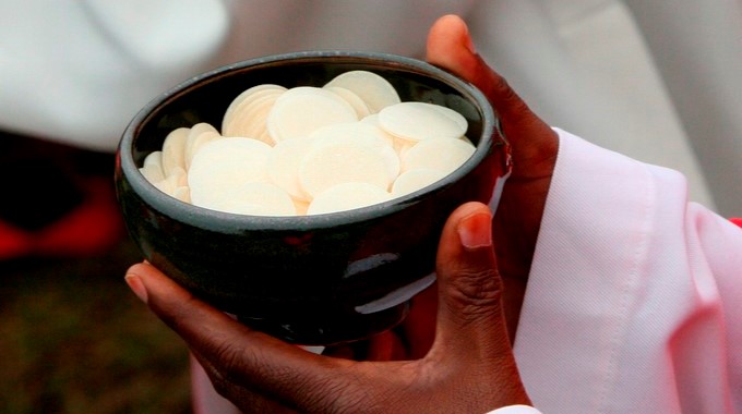 La empresa Distritexto, que emplea a muchas mujeres cabeza de familia, aportó otras 60 hostias para el pontífice y 4.000 para los concelebrantes para surtir así el tercer viaje apostólico de un papa a Colombia después de los que hicieron Pablo VI en 1968 y Juan Pablo II en 1986. EFE/Archivo