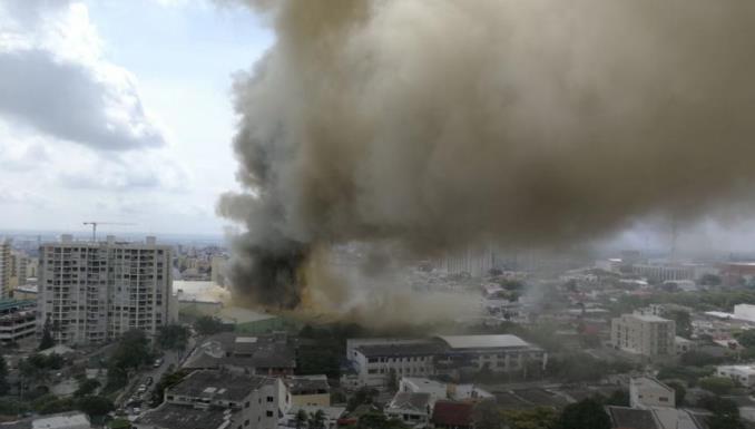 Incendio en centro comercial de Barranquilla