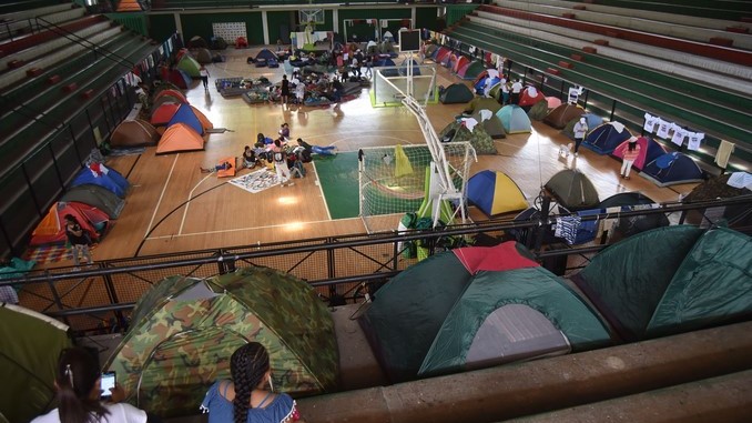 Vista general de una concentración de indígenas que se reunirán con el papa Francisco en la catedral de Villavicencio.