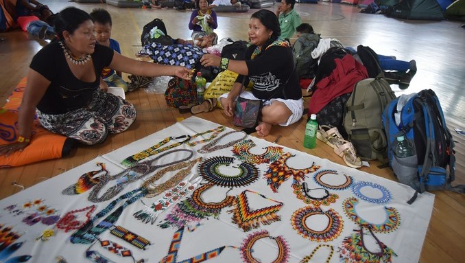 Mujeres indígenas hacen collares a mano hoy en Villavicencio