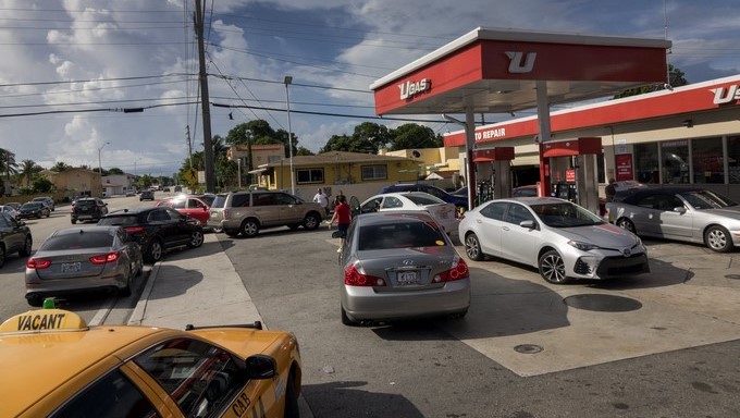 La ciudadanía de Miami reposta gasolina de cara al huracán Irma en Miami, Florida. EFE