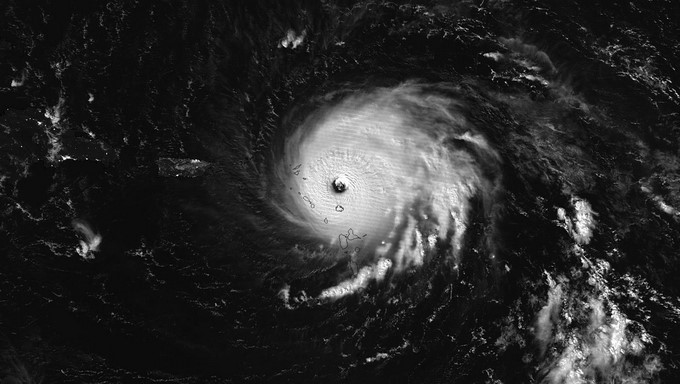 Fotografía cedida por la NASA que muestra una imagen del huracán Irma sobre las islas del Caribe tomada por el satélite Suomi NPP, hoy, 6 de septiembre de 2017. EFE/Noaa/Nasa Goddard Rapid Response