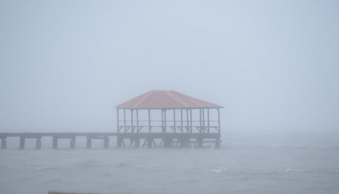 El huracán José, de categoría 4, perdió un poco de fuerza mientras se acerca a las islas norteñas de Sotavento. EFE