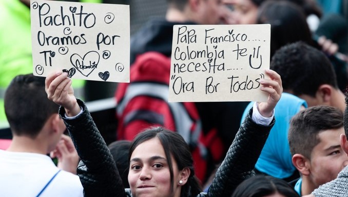 Jóvenes esperan la llegada del papa Francisco a la Plaza de Bolívar en Bogotá