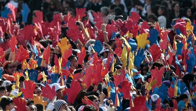 Miles de jóvenes ovacionan al papa en la Plaza de Bolívar de Bogotá