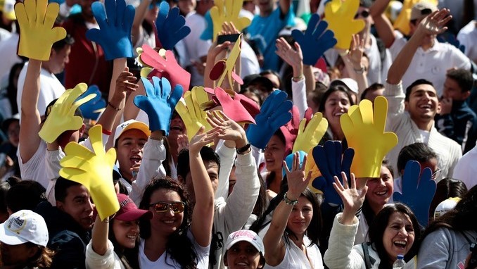 Miles de jóvenes ovacionan al papa en la Plaza de Bolívar de Bogotá
