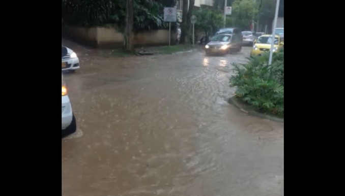 Aguacero de este viernes provocó inundaciones en el sector Provenza de El Poblado