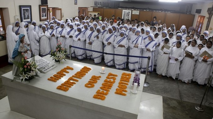 Monjas visitan la tumba de la Madre Teresa durante la conmemoración de un aniversario de su nacimiento en la Casas de la Madre, en Calcuta (India). EFEArchivo
