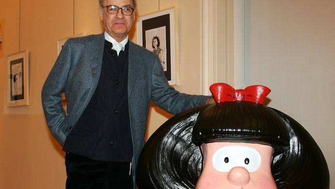 El periodista-artista argentino, Joaquín Salvador Lavado, más conocido como "Quino", junto a "Mafalda", su personaje más conocido. EFE/Archivo