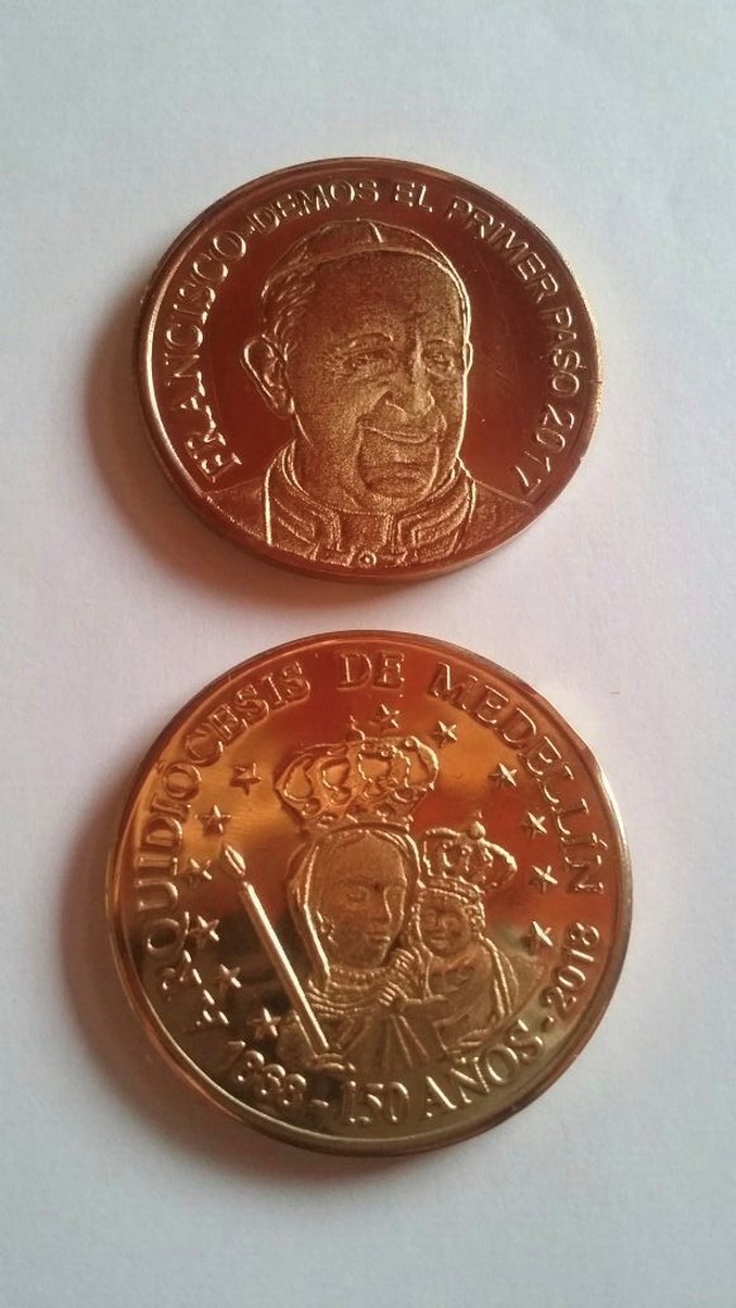 Esta es la medalla conmemorativa como recuerdo de la visita del papa Francisco a Medellín