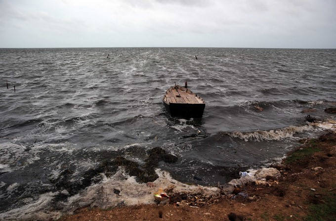 Un bote permanece en el mar poco antes del paso inminente del huracán Irma en la localidad de Turiguanó, en la provincia de Ciego de Ávila (Cuba). EFE