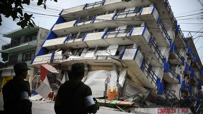 Militares observan el hotel "Ane Centro", afectado por un sismo en el municipio de Matías Romero, en el estado mexicano de Oaxaca (México). EFE