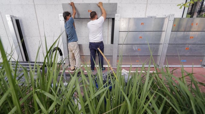 Varios trabajadores instalan barreras en un negocio ante la llegada del huracán Irma a las costas del estado de Florida, en Miami (Estados Unidos) hoy, 7 de septiembre de 2017. EFE