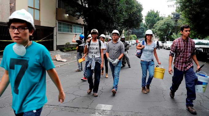 jóvenes mexicanos mientras ayudan en los diferentes puntos afectados por el terremoto en Ciudad de México (México). EFE
