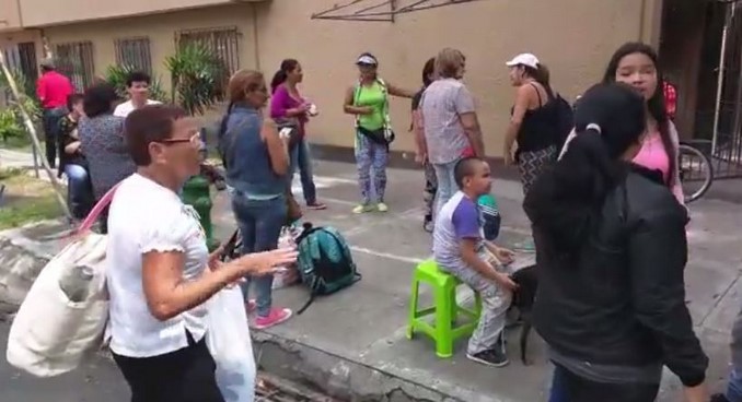 fila_misa_papa_medellin