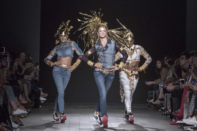 Modelos convertidas en bailarinas, hoy jueves 7 de septiembre de 2017, durante el desfile Primavera-Verano 2018 de la firma española Desigual, realizado en el primer día de la Semana de la Moda en Nueva York. EFE