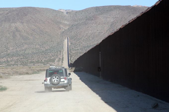 EN VIDEO: EE.UU. elige a cuatro empresas para construir un muro "sólido" con México 1 muro1