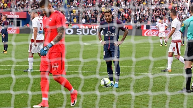 Neymar gana el pulso a Cavani por los cobros en el PSG