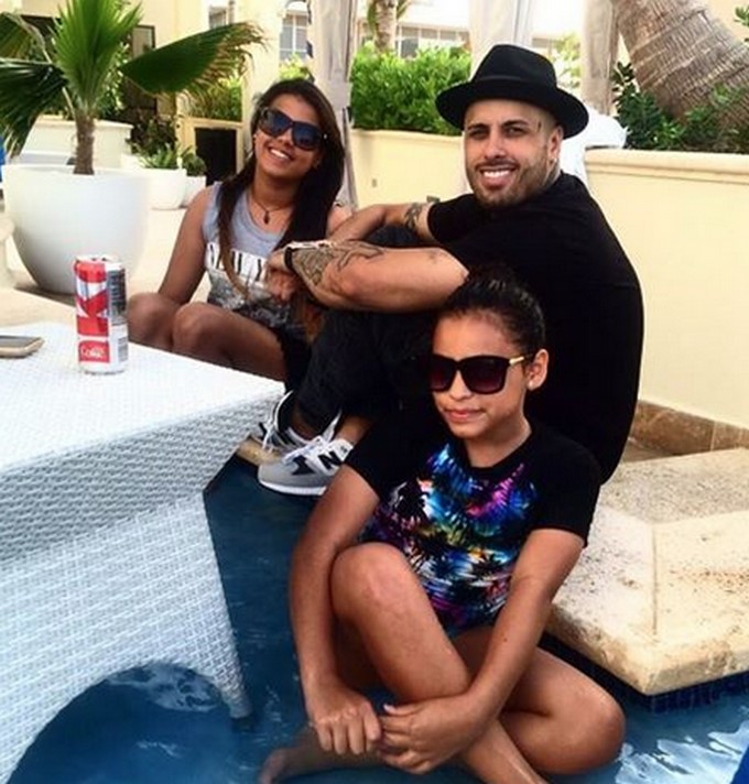 NickyJam y sus hijas Alyssa y Yarimar/ Toamda de People en Español