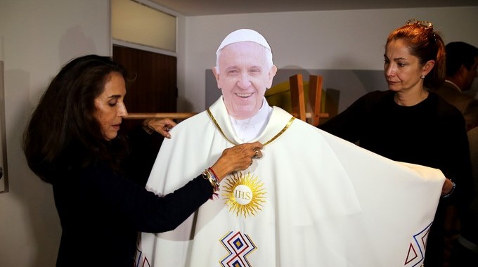 La diseñadora colombiana Pilar Castaño (i) fue registrada al probar las vestiduras litúrgicas que utilizará el Papa Francisco durante su visita a Colombia, en Bogotá (Colombia). EFE